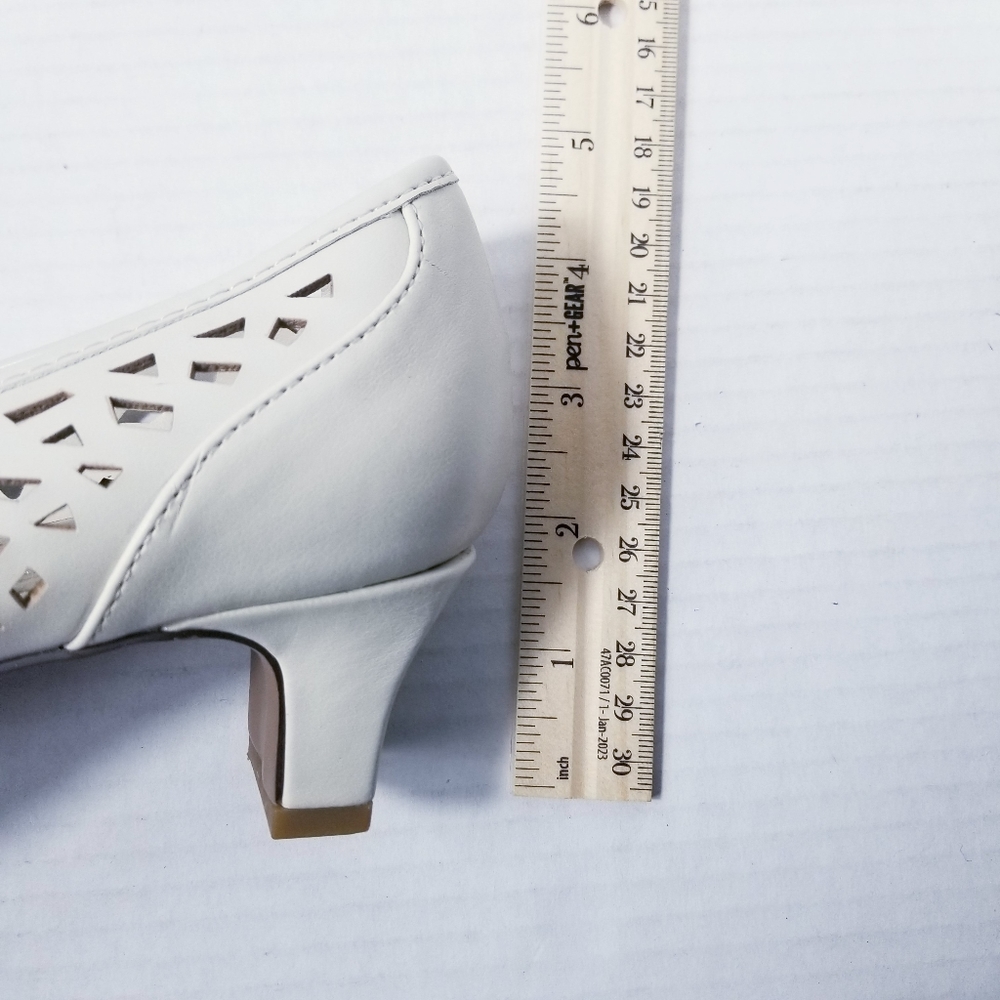 EASY STREET CREAMY WHITE HEELS SIZE 8.5 WIDE - Picture 9 of 15